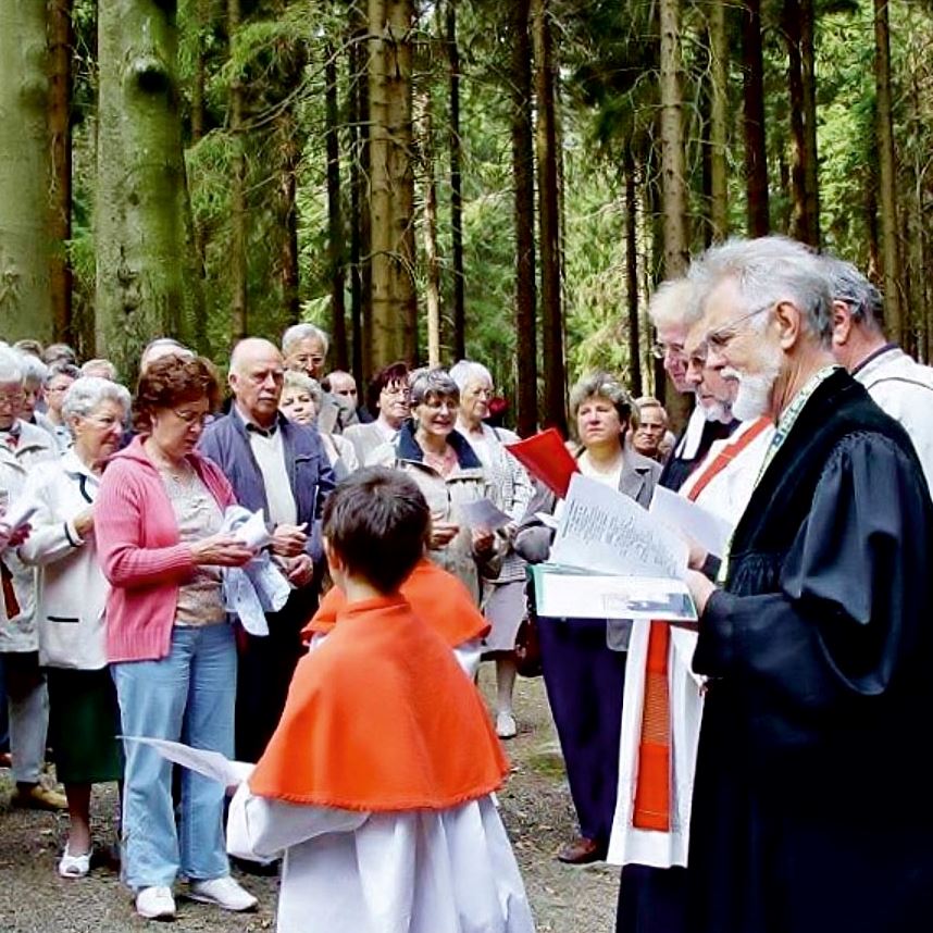eine Gruppe von Menschen, die in einem Wald stehen