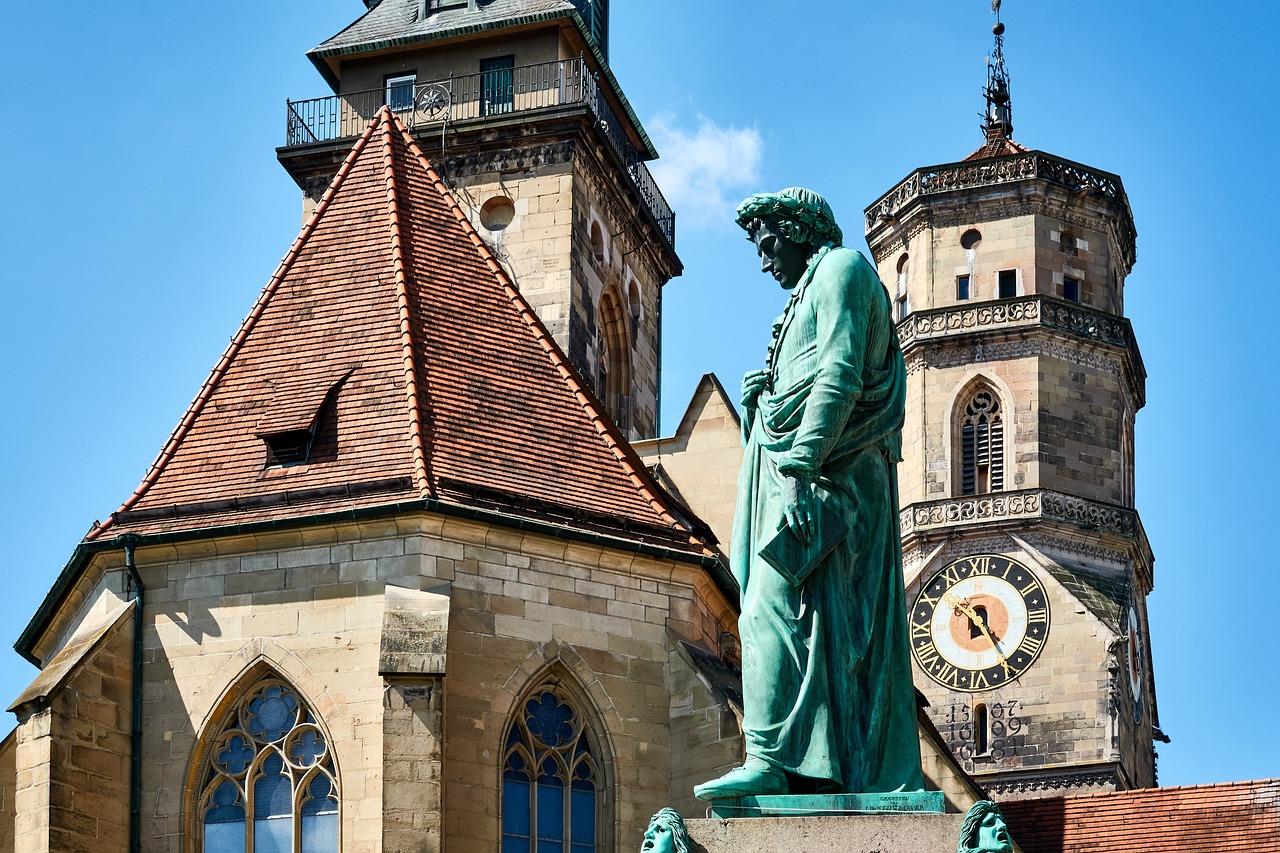 eine Statue einer Person vor einem Gebäude