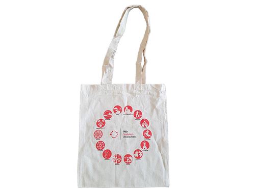 eine weiße Tasche mit roten Kreisen darauf