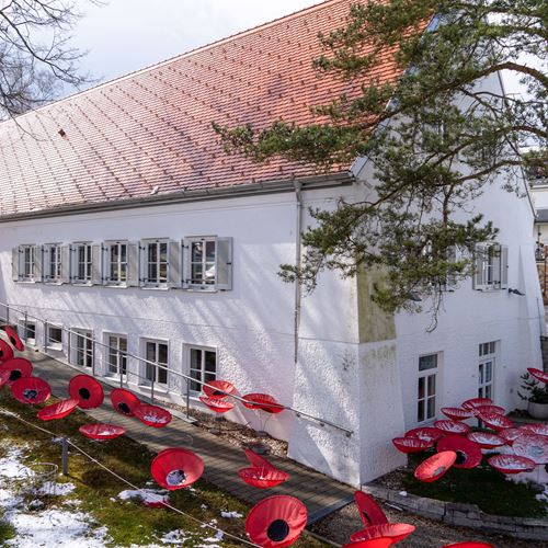 ein Gebäude mit roten Regenschirmen darauf