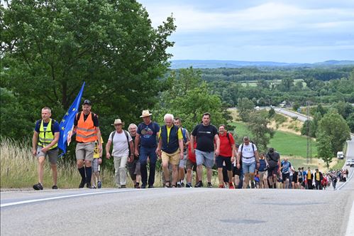 eine Gruppe von Menschen, die auf einer Straße gehen