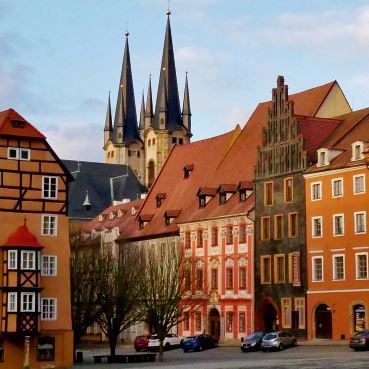 eine Gruppe von Gebäuden mit einer Kirche im Hintergrund