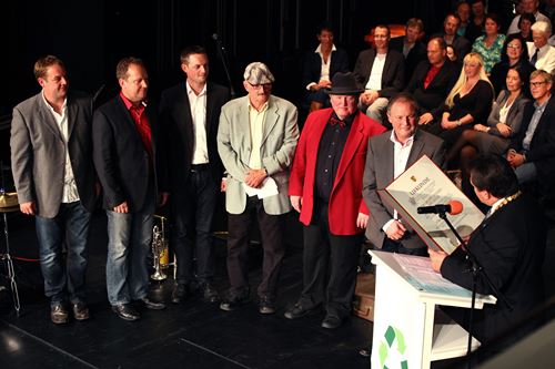 eine Person, die vor einer Gruppe von Menschen steht