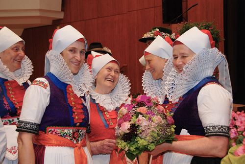 eine Gruppe von Frauen, die Kleidung tragen