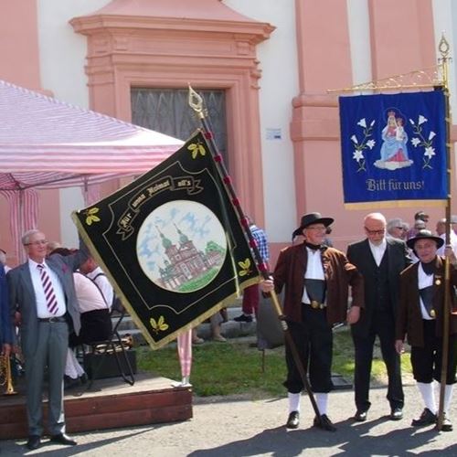eine Gruppe von Männern mit einer Flagge