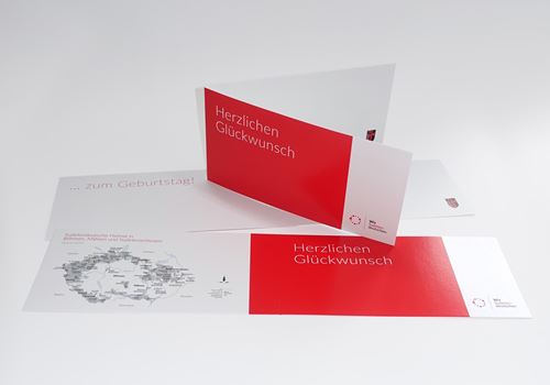 einen rot-weißen Umschlag mit einer Karte