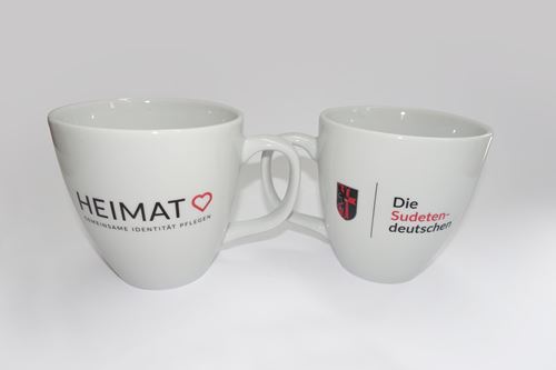 zwei weiße Becher mit schwarzem Text