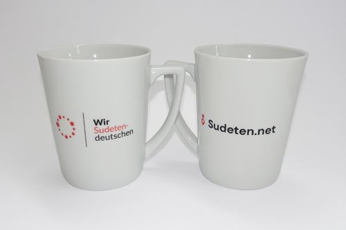 zwei weiße Becher mit Henkel