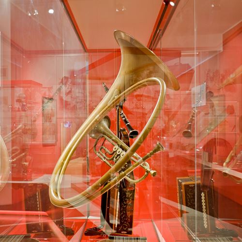 ein Musikinstrument in einer Glasvitrine