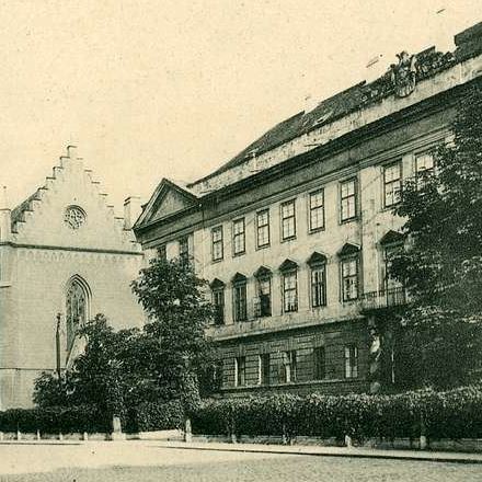ein Gebäude mit einer Uhr auf dem Dach