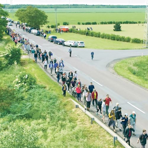 eine Gruppe von Menschen, die auf einer Straße gehen