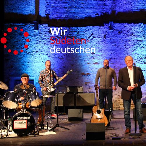 eine Gruppe von Männern auf einer Bühne mit Instrumenten