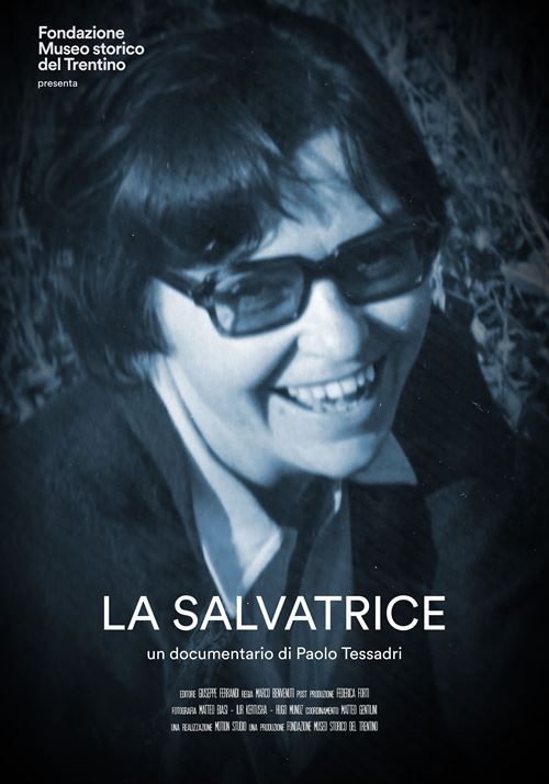 eine lächelnde Person mit Brille