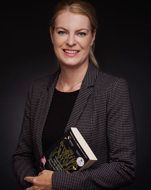 eine Person, die ein Buch hält